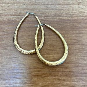 Women’s gold hoops